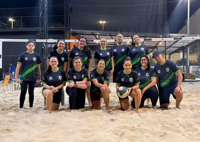 Time Innovacon em quadra de areia
